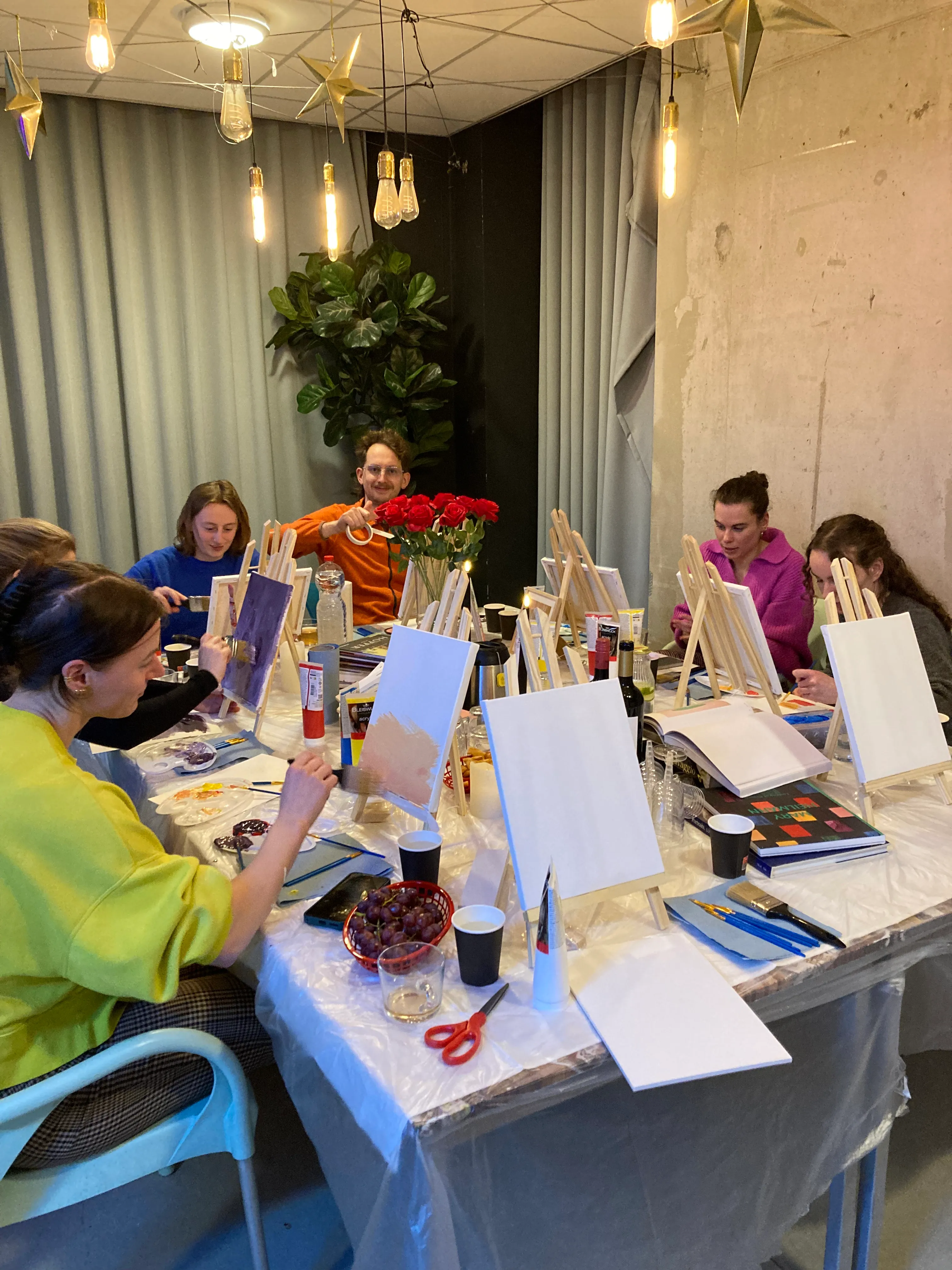 Sfeervolle schilderworkshop bij Schilderen & Borrelen op Strijp-S in Eindhoven