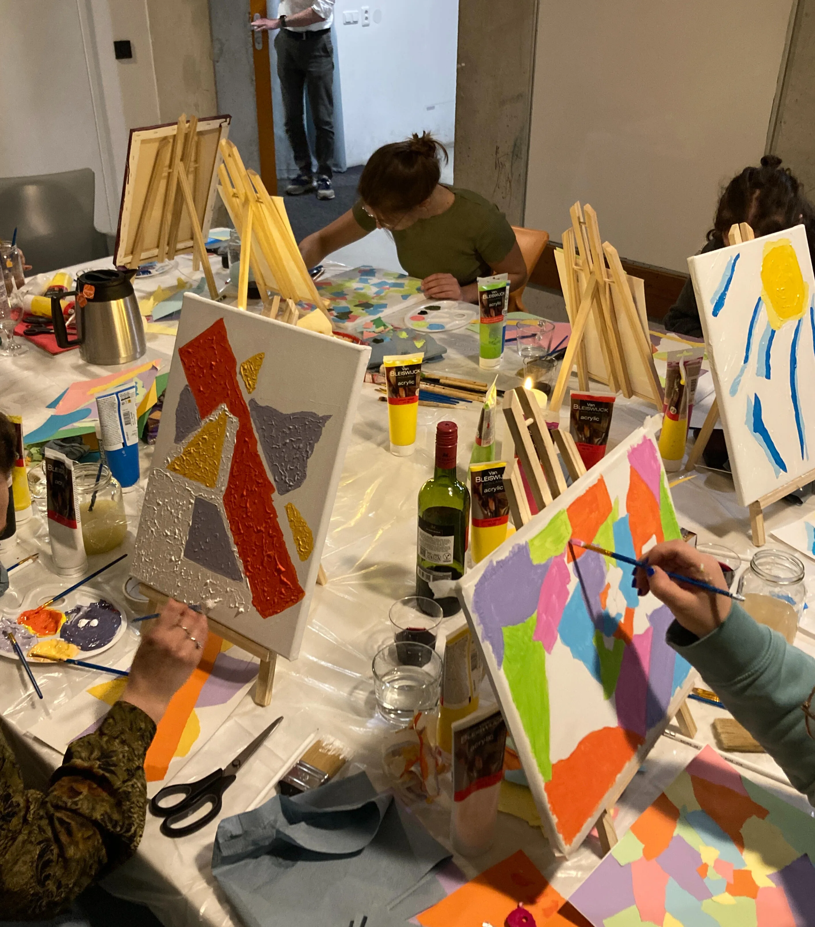 Deelnemers tijdens een sip and paint workshop in Eindhoven
