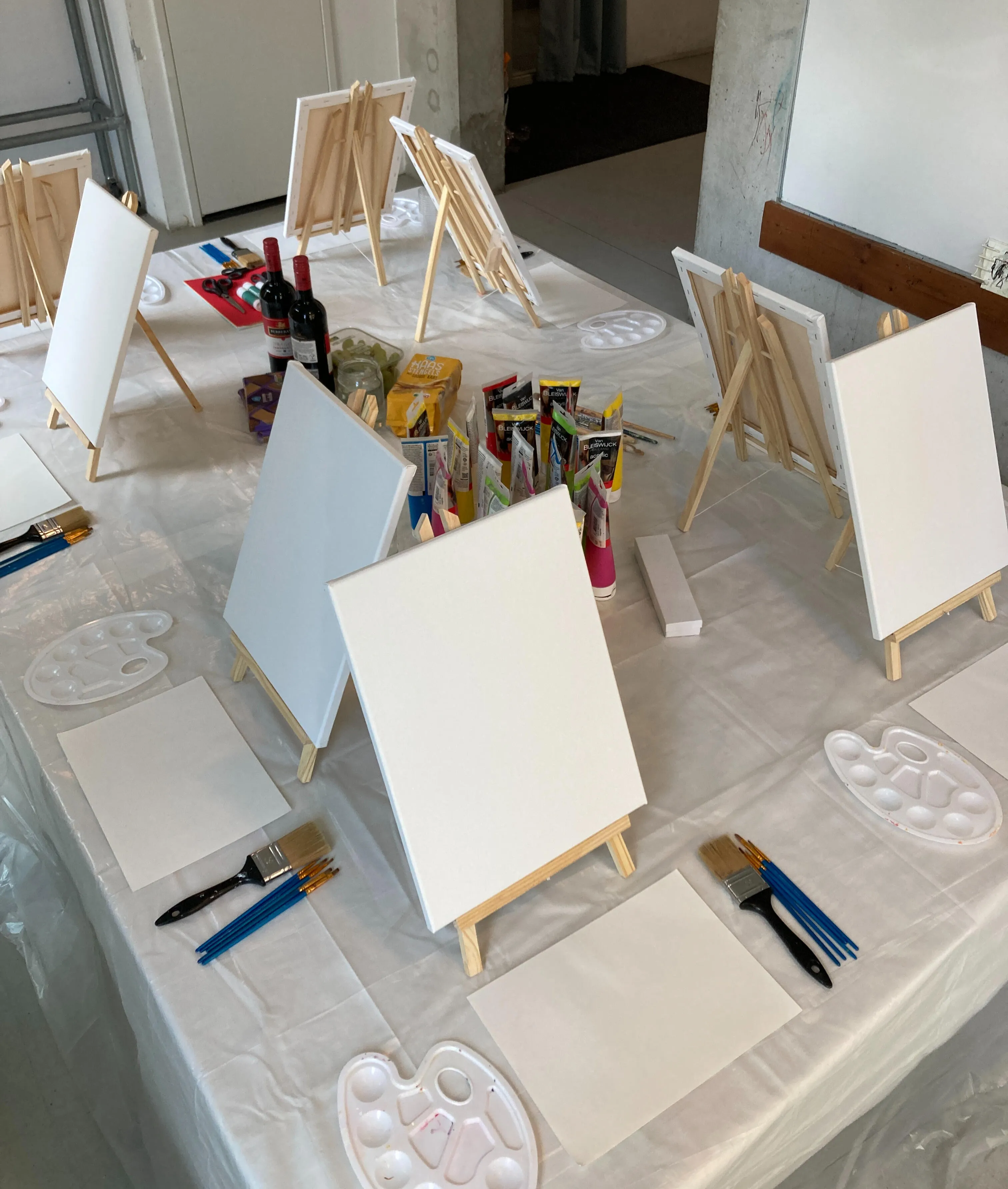 Canvasdoeken, verf en schildermaterialen staan klaar voor de workshop